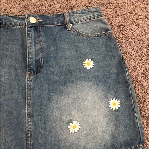 Plus size floral embroidered Denim Skirt - Picture 4 of 5